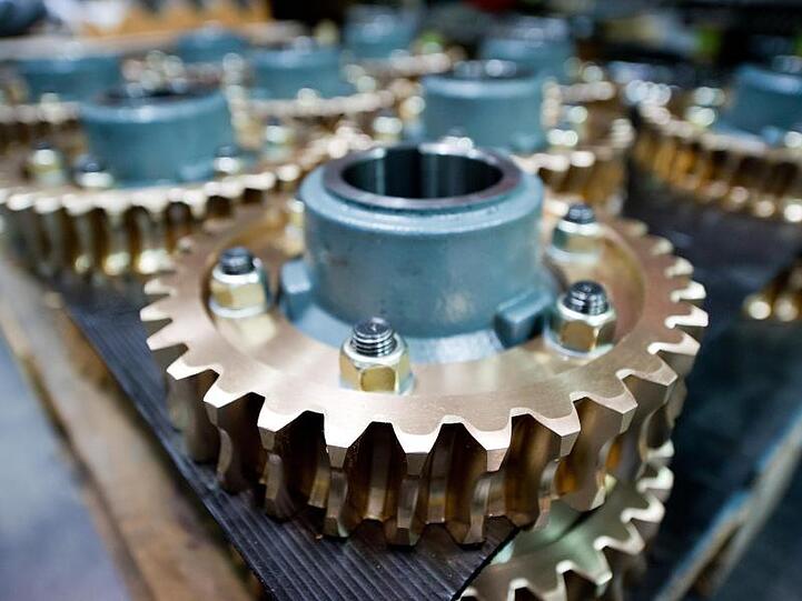 Schneckenräder liegen in der Produktionshalle eines Werkes. Foto: picture alliance / dpa/Symbolbild