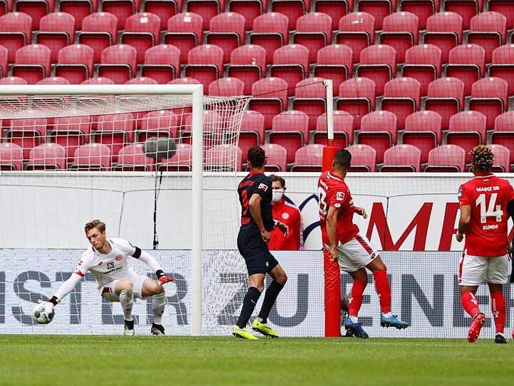 Nationalspieler Timo Werner (r) eröffnete den Leipziger Torreigen in Mainz.