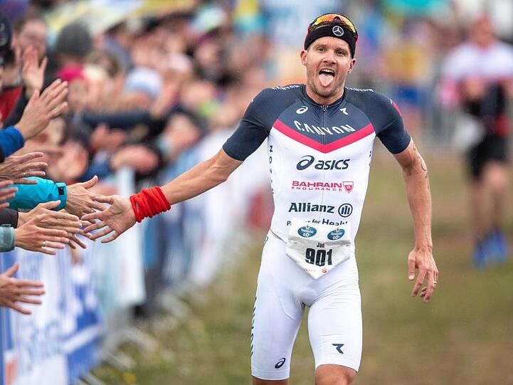 Triathlon-Star Jan Frodeno jubelt bei seinem Zieleinlauf in Buschhütten.