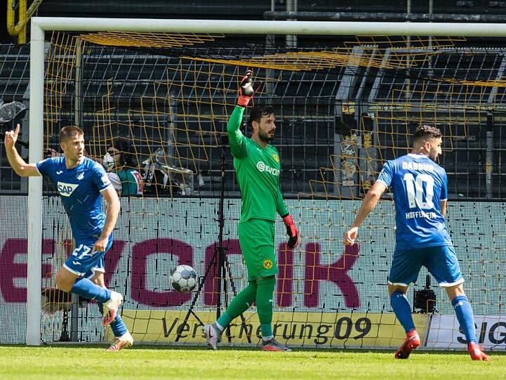 Andrej Kramaric (l) sorgte mit seinem Tor zum 2:0 für die Vorentscheidung bei Hoffenheims Sieg in Dortmund.