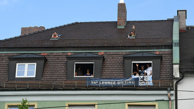 Bei Löwen-Spielen können auch Anwohner aus ihren Fenstern zuschauen. Bei Löwen-Spielen können auch Anwohner aus ihren Fenstern zuschauen.