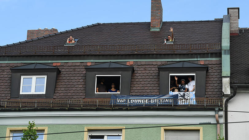 Grünwalder Straße 2017: Simon Pearce im Fenster rechts grüßt aus der VIP-Lounge Giesing. Grünwalder Straße 2017: Simon Pearce im Fenster rechts grüßt aus der VIP-Lounge Giesing.