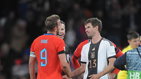 Von Gegnern zu Teamkollegen? Thomas Müller (r.) und Harry Kane.