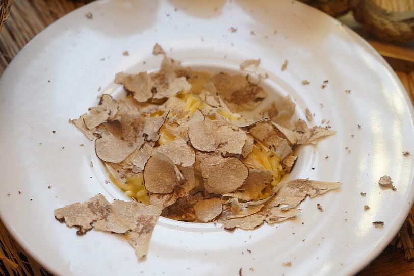 Zweiter Gang: Spaghetti aus dem Parmesanlaib mit schwarzem Trüffel. Zweiter Gang: Spaghetti aus dem Parmesanlaib mit schwarzem Trüffel.