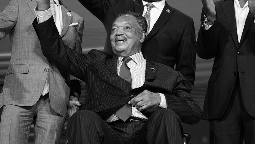 Im Rollstuhl, aber bis zuletzt aktiv: US-B&uuml;rgerrechtsaktivist Jesse Jackson beim Parteitag der Demokratischen Partei im August 2024.
