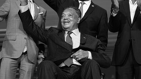 Im Rollstuhl, aber bis zuletzt aktiv: US-B&uuml;rgerrechtsaktivist Jesse Jackson beim Parteitag der Demokratischen Partei im August 2024.