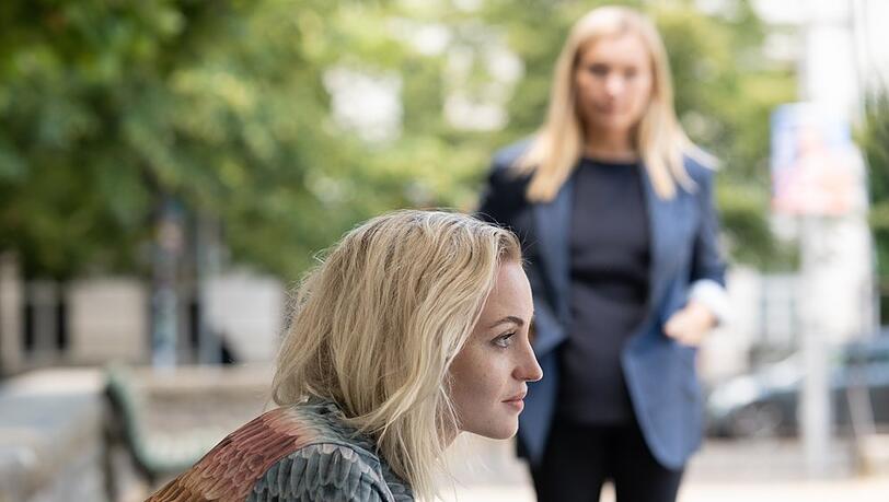 "Die Jägerin - Gegen die Wut": Judith Schrader (Nadja Uhl, r.) ist Jana Bloch (Sarah Mahita) gefolgt. "Die Jägerin - Gegen die Wut": Judith Schrader (Nadja Uhl, r.) ist Jana Bloch (Sarah Mahita) gefolgt.