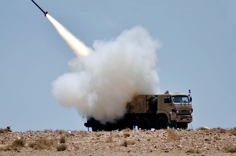 Die syrische Armee schießt im Rahmen einer Übung eine Rakete ab.