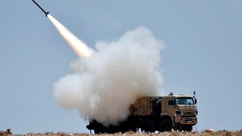 Die syrische Armee schießt im Rahmen einer Übung eine Rakete ab. Die syrische Armee schießt im Rahmen einer Übung eine Rakete ab.