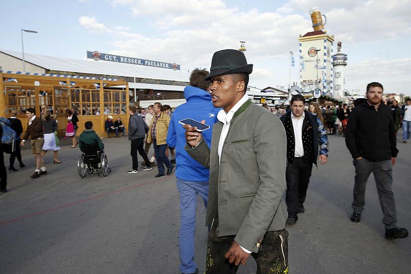 "FC Bayern"-Star Douglas Costa auf der Wiesn