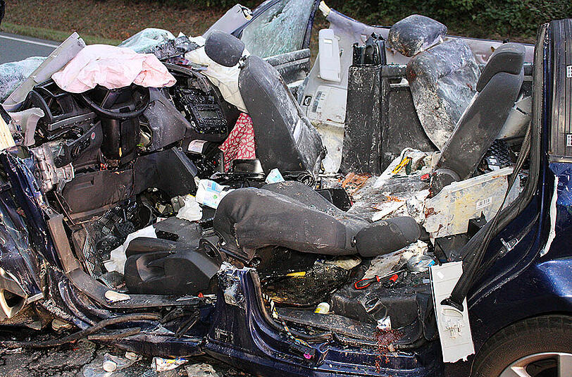 Bei dem Crash wurde der VW Touran komplett zerstört. Die Bilder von der Unfallstelle.
