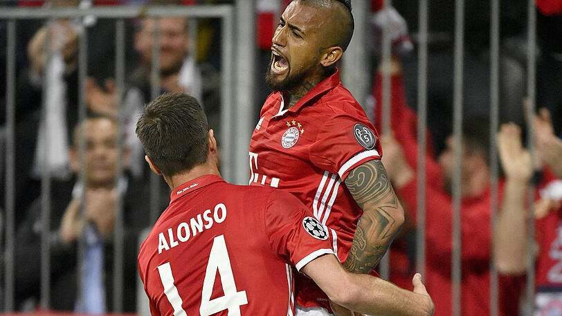Xabi Alonso: Note 3. Blockte einmal aufmerksam gegen Kroos, sicherte  
das defensive Mittelfeld mit Übersicht und Routine ab. Nach vorne mit  
präzisen Zuspielen. Sah Gelb für sein taktisches Foul (47.).