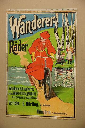 1898: Münchner Radl-Chic. Der Königlich Bayerische Hoflieferant Härting vertreibt in der Neuhauser Straße 7 Räder der Wanderer-Werke.