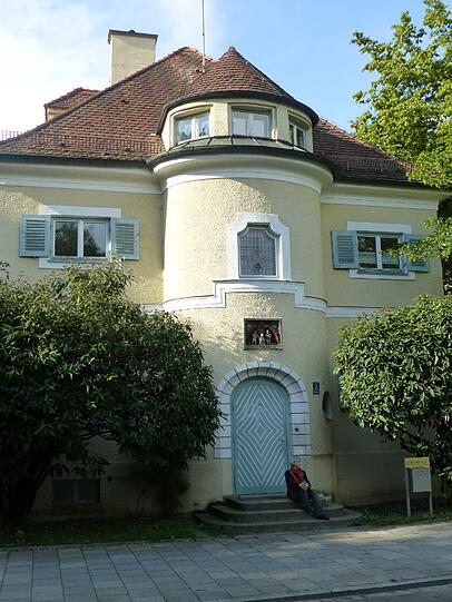 Eine Station der Führung: Die ehemalige Dirketorenvilla.