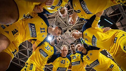 Gehen als Topfavorit in die Finalspiele um die Meisterschaft: Alba Berlin um Sikma (M.).