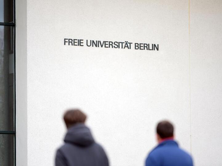 Die Freie Universität Berlin hatte seit Februar Giffeys Doktorarbeit geprüft, nachdem Plagiatsjäger auf Unregelmäßigkeiten hingewiesen hatten.