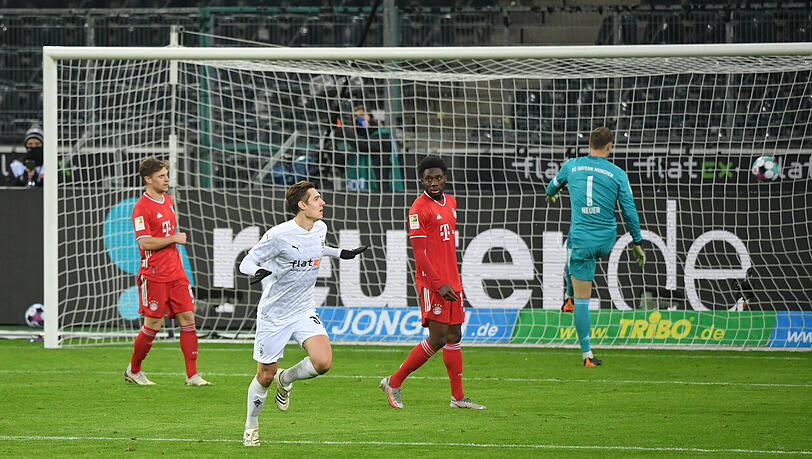 Frust-Bayern: Der Triple-Sieger um Kapitän Manuel Neuer verspielt in Gladbach eine 2:0-Führung. Frust-Bayern: Der Triple-Sieger um Kapitän Manuel Neuer verspielt in Gladbach eine 2:0-Führung.