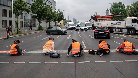 Aktivisten der Letzten Generation während einer Straßenblockade.