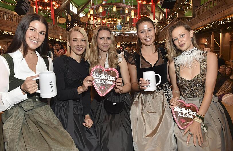 Zünftiges Feiern auf der Kitzbühel Wiesn: Lina Kimmich, Dr. Viktoria Veider-Walser, Anika Neuer, Pia Greiling und Laura-Marie Geissler ließen es sich gut gehen.
