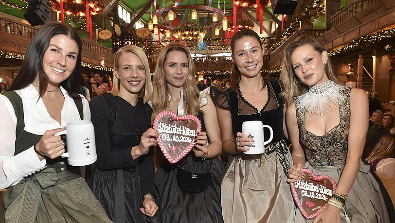 Zünftiges Feiern auf der Kitzbühel Wiesn: Lina Kimmich, Dr. Viktoria Veider-Walser, Anika Neuer, Pia Greiling und Laura-Marie Geissler ließen es sich gut gehen. Zünftiges Feiern auf der Kitzbühel Wiesn: Lina Kimmich, Dr. Viktoria Veider-Walser, Anika Neuer, Pia Greiling und Laura-Marie Geissler ließen es sich gut gehen.