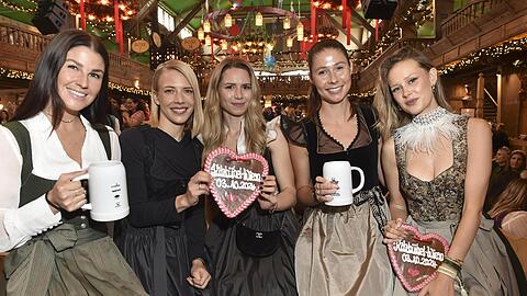 Zünftiges Feiern auf der Kitzbühel Wiesn: Lina Kimmich, Dr. Viktoria Veider-Walser, Anika Neuer, Pia Greiling und Laura-Marie Geissler ließen es sich gut gehen.