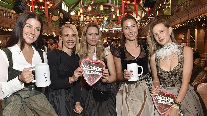 Zünftiges Feiern auf der Kitzbühel Wiesn: Lina Kimmich, Dr. Viktoria Veider-Walser, Anika Neuer, Pia Greiling und Laura-Marie Geissler ließen es sich gut gehen.