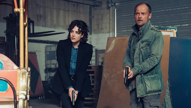 "Die Toten vom Bodensee: Schicksalsrad": Mara Eisler (Anna Werner Friedmann) und Micha Oberländer (Matthias Koeberlin) suchen den Verdächtigen in der Lagerhalle. "Die Toten vom Bodensee: Schicksalsrad": Mara Eisler (Anna Werner Friedmann) und Micha Oberländer (Matthias Koeberlin) suchen den Verdächtigen in der Lagerhalle.