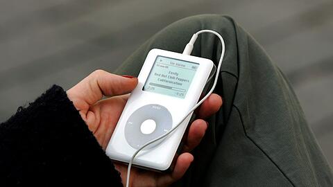 Mit 1.000 Songs auf einer Festplatte lie&szlig; der iPod ganze Musiksammlungen mitnehmen. (Archivbild)