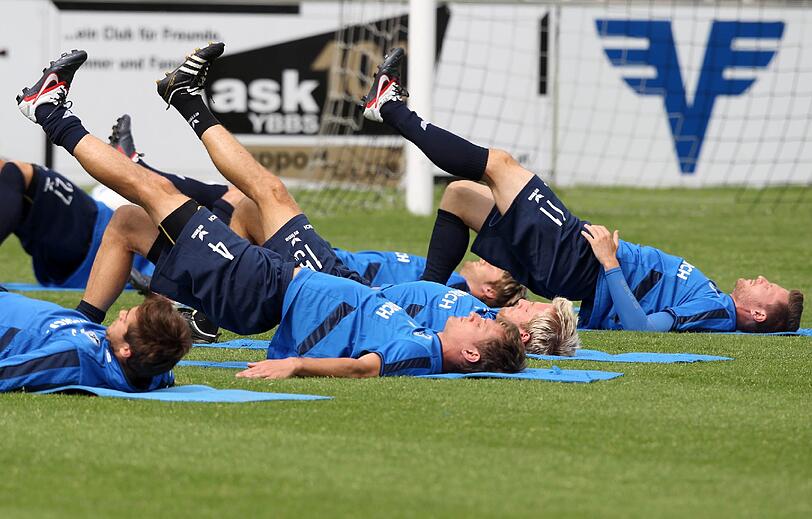 Die Löwen legen sich in Maria Taferl ordentlich ins Zeug: Bankdrücken, Übungen am Gummiseil, Lauftraining - die Bilder aus dem Trainingslager.