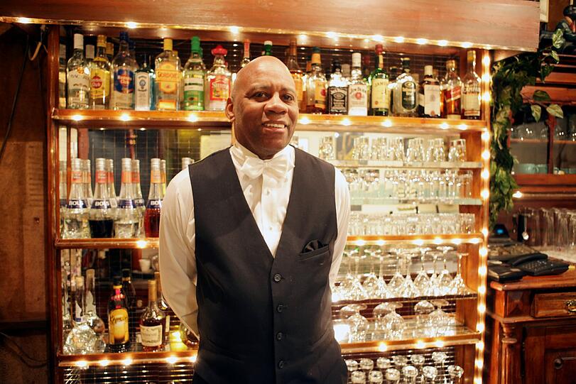 Mit Leidenschaft für Jazz und einem Händchen für gute Drinks ausgestattet: Alexis Best betreibt seine Bar seit 18 Jahren.