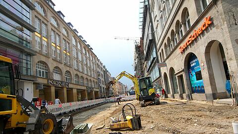 Schweres Gerät: Derzeit wird vor dem Sport Scheck an der neuen Fußgängerzone Sendlinger Straße gebaut. Im Herbst soll alles fertig sein.