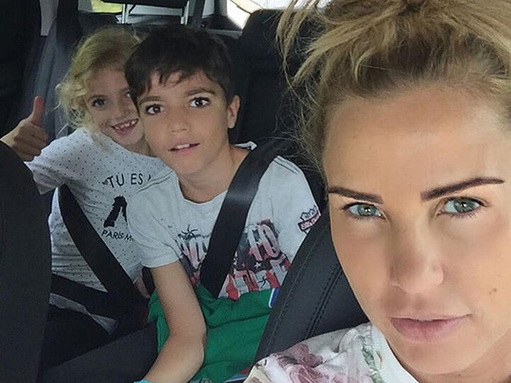 Katie Price im Auto mit ihren Kindern Princess Tiaamii Crystal Esther und Junior Savva Andreas