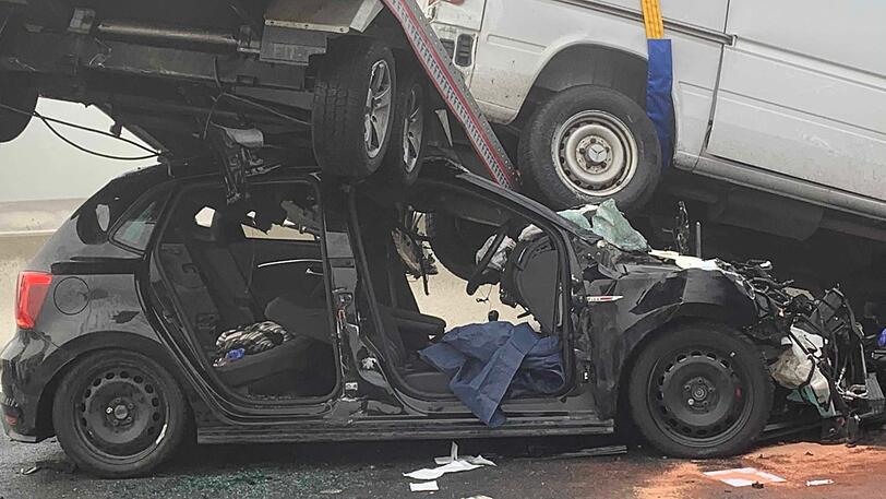 Trümmerhaufen auf der A7 - Rettungskräfte bergen am Sonntag die 18 beschädigten Fahrzeuge. Bilder vom Einsatz.