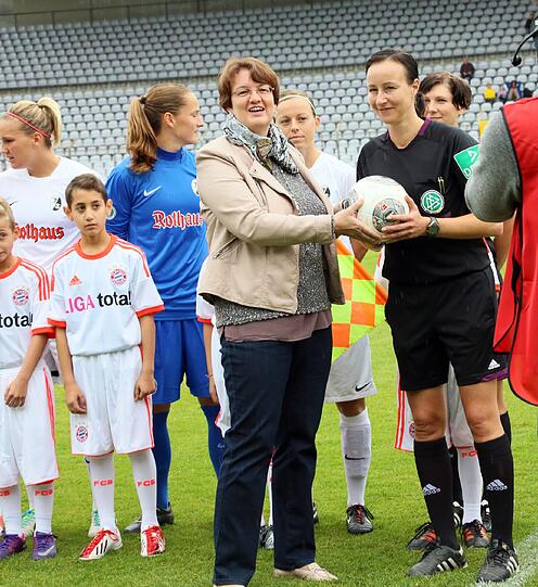 Bürgermeisterin Christine Strobl durfte zum symbolischen Anstoß antreten.