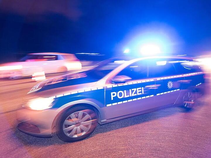 Ein Polizeifahrzeug steht mit Blaulicht auf der Straße. Foto: Patrick Seeger/dpa/Symbolbild