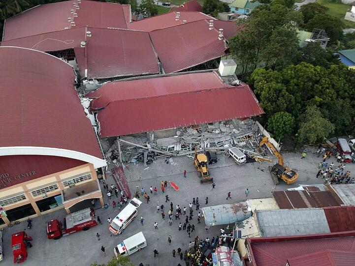 Unter anderem war am Montag in der Stadt Porac nördlich der Hauptstadt Manila ein vierstöckiges Gebäude eingestürzt, in dem sich auch ein Supermarkt befand.