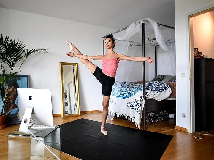 Tänzerinn Vivian Assam Koohnavard macht zuhause ihre Übungen.