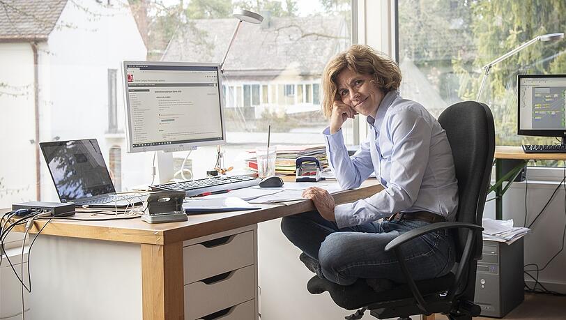 Annette Hempfling hat eine Frau im Homeoffice fotografiert. Annette Hempfling hat eine Frau im Homeoffice fotografiert.