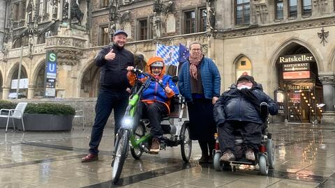 Mit ihrem Dreirad ist Gunda Krauss bis nach Rügen gefahren. Auf dem Marienplatz kommt sie aber nicht weiter.