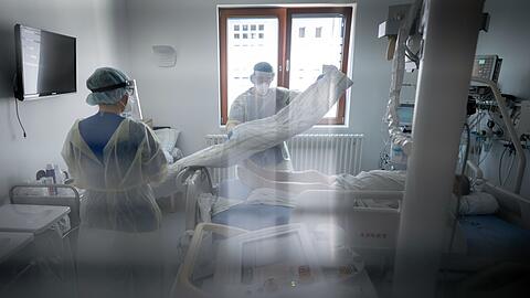 Arbeit auf einer Intensivstation. Die Pläne zur Krankenhausreform sehen bundesweit eine einheitliche Einteilung der Kliniken in drei Stufen vor, mit entsprechender Förderung.