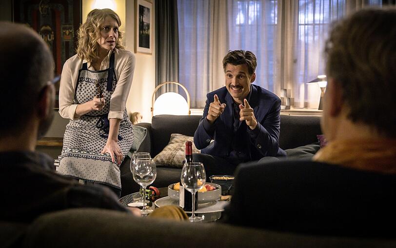 Elisabeth (Caroline Peters) hält die Idee ihres Bruders (Florian David Fitz), sein erstes Kind Adolf zu nennen, für nicht besonders gut. Trotzdem versucht sie, friedlich zu bleiben. Elisabeth (Caroline Peters) hält die Idee ihres Bruders (Florian David Fitz), sein erstes Kind Adolf zu nennen, für nicht besonders gut. Trotzdem versucht sie, friedlich zu bleiben.