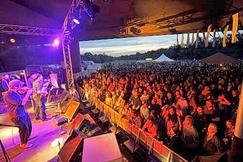 Brachte das Publikum unter der Brücke zum Hüpfen und Stampfen: die Berliner Band Budzillus mit ihrem Balkan-Beat und Gypsy-Swing.