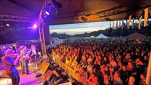 Brachte das Publikum unter der Brücke zum Hüpfen und Stampfen: die Berliner Band Budzillus mit ihrem Balkan-Beat und Gypsy-Swing. Brachte das Publikum unter der Brücke zum Hüpfen und Stampfen: die Berliner Band Budzillus mit ihrem Balkan-Beat und Gypsy-Swing.