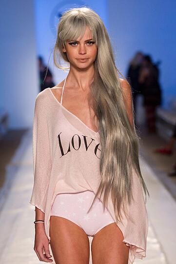 Bei der "Mercedes Benz Fashion Week Swim" präsentieren die Top-Models die angesagteste Bademode - da kann man(n) schon mal ins Schwitzen kommen. Die Bilder.