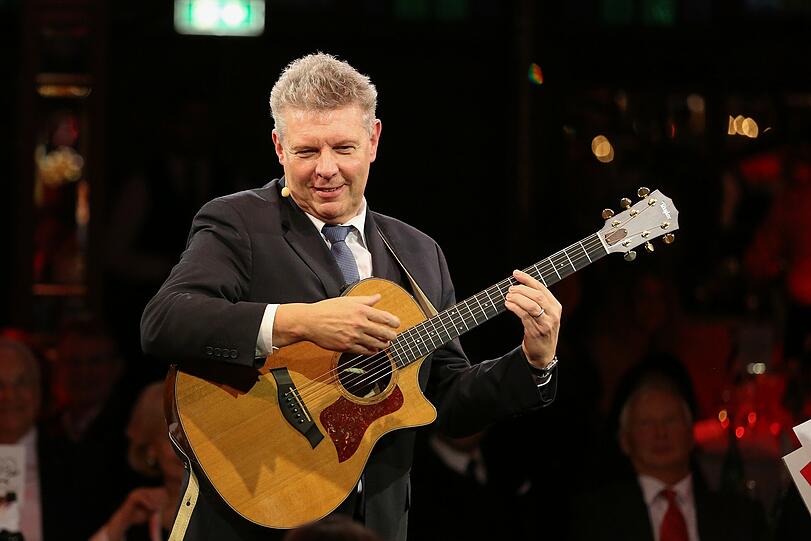 Ein besonderer Auftritt in Schuhbecks Teatro: OB Dieter Reiter greift für Radio Gong zur Gitarre.