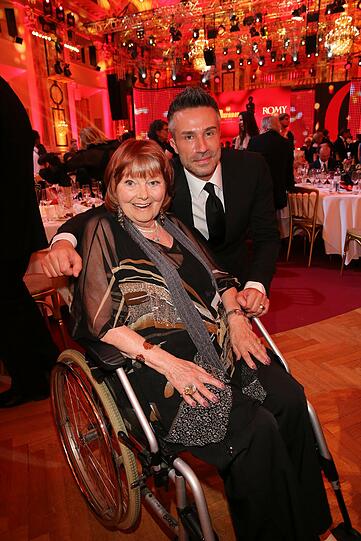Theaterstar Elfriede Ott mit Stiefsohn Goran David.