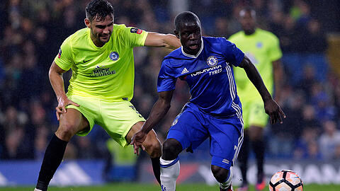 N'Golo Kante (r) von Chelsea im Zweikampf mit Ryan Tafazolli von Peterborough.