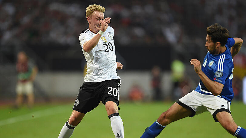 JULIAN BRANDT - NOTE 3: Rechter Flügel &ndash; das war die Position des Leverkuseners. Doch Brandt blieb ziemlich häufig hängen, konnte sich kaum durchsetzen. Der Außenstürmer fühlte sich auf der linken Bahn deutlich wohler. Herrlich sein Flugkopfball zum 6:0. Top-Tor. Erstes Nationalelf-Tor.