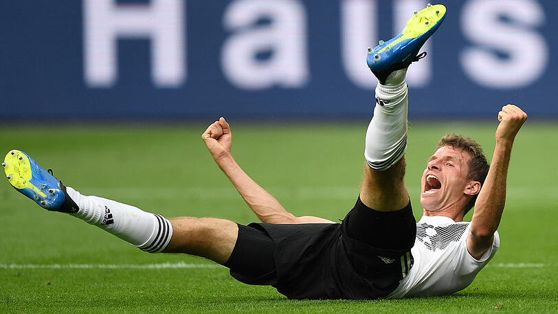 THOMAS MÜLLER - NOTE 4.
Unglücklich, weil der Raumdeuter gegenüber den Passkünstlern Reus und Draxler eher hemdsärmelig daherkam. Dann im Glück beim 2:0, auch wenn er im Nahkampf den Ball nicht selbst über die Linie gedrückt hatte.
