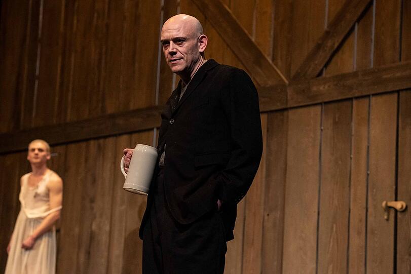 Robert Dölle als Bitterwolf in Marieluise Fleißers Volksstück &bdquo;Der starke Stamm&ldquo; im Residenztheater.